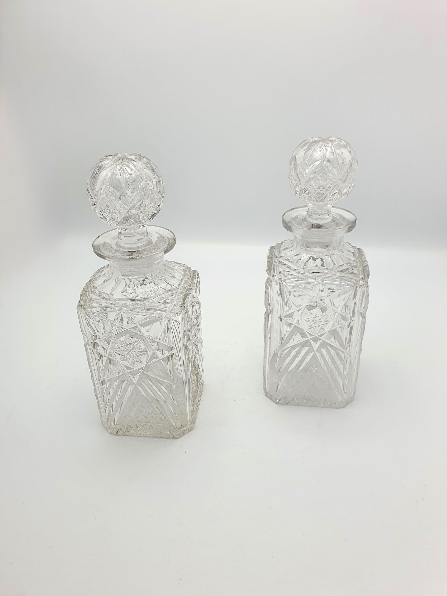一对爱德华时期雕花玻璃酒瓶 - 约 1905 年