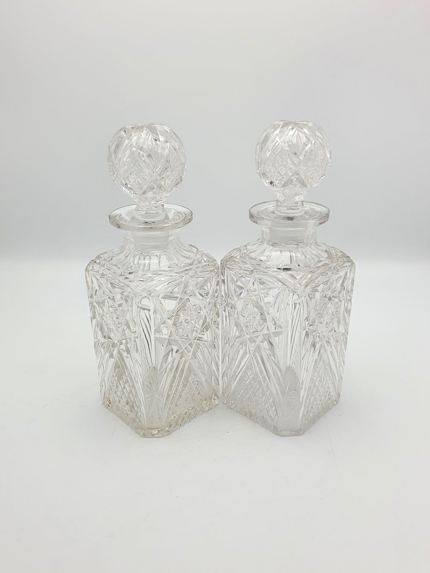 一对爱德华时期雕花玻璃酒瓶 - 约 1905 年