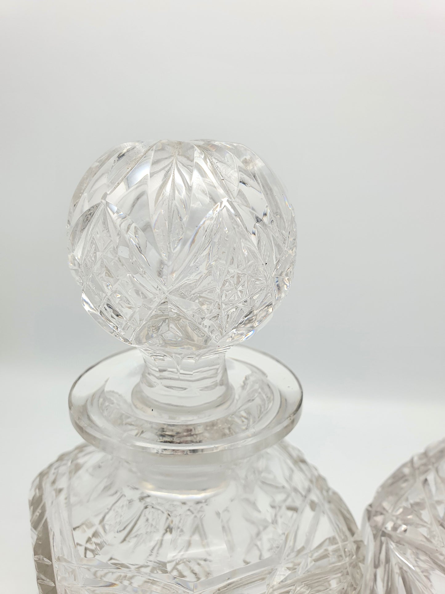 一对爱德华时期雕花玻璃酒瓶 - 约 1905 年