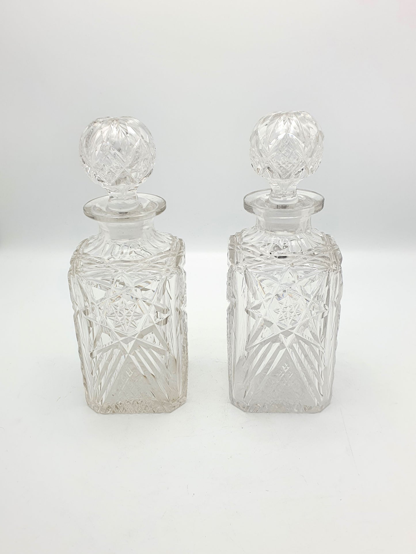 一对爱德华时期雕花玻璃酒瓶 - 约 1905 年