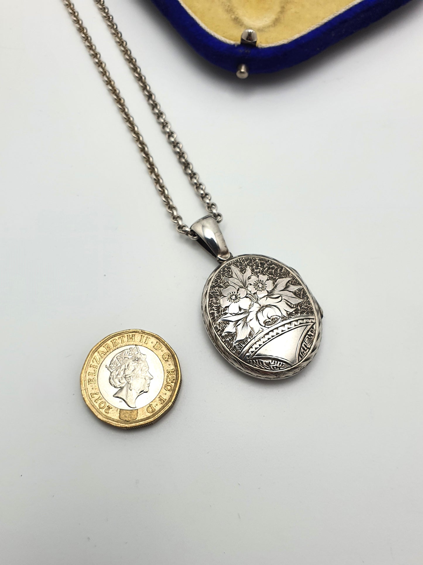 Pretty Antique Sterling Silver Sweetheart Locket Necklace – circa 1920