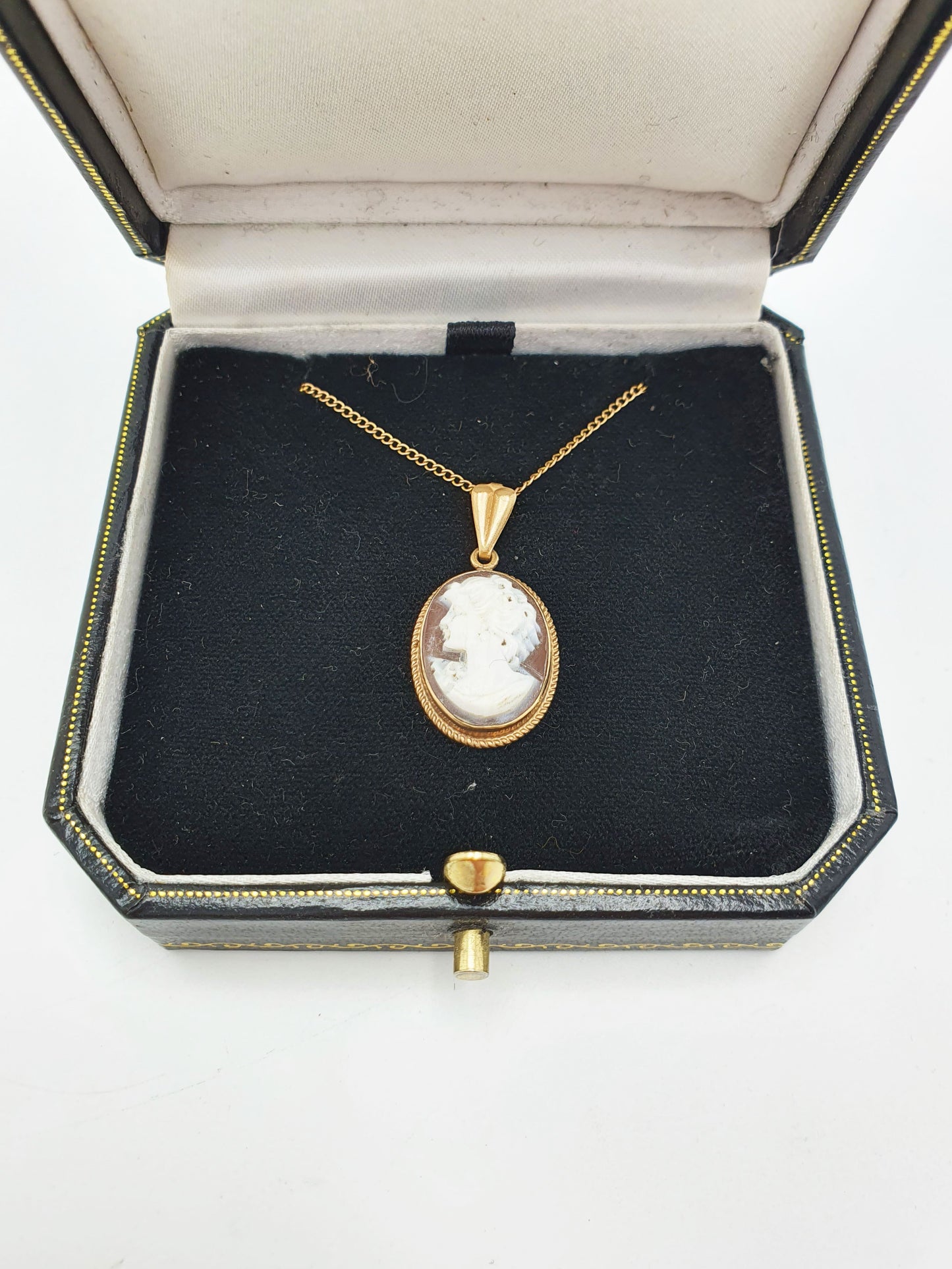 Lovely Vintage 9ct Gold Cameo Pendant Necklace – circa 1960
