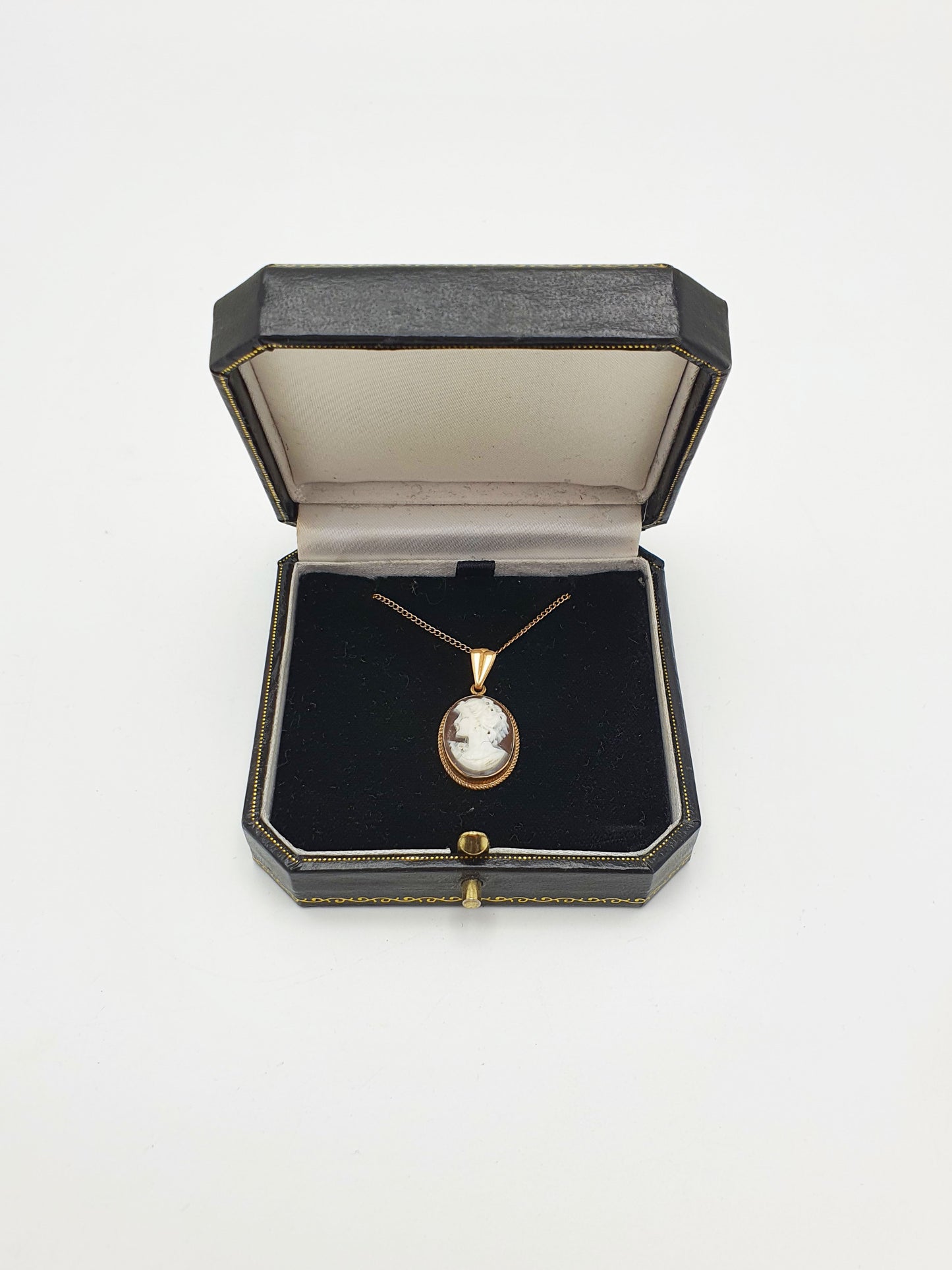Lovely Vintage 9ct Gold Cameo Pendant Necklace – circa 1960