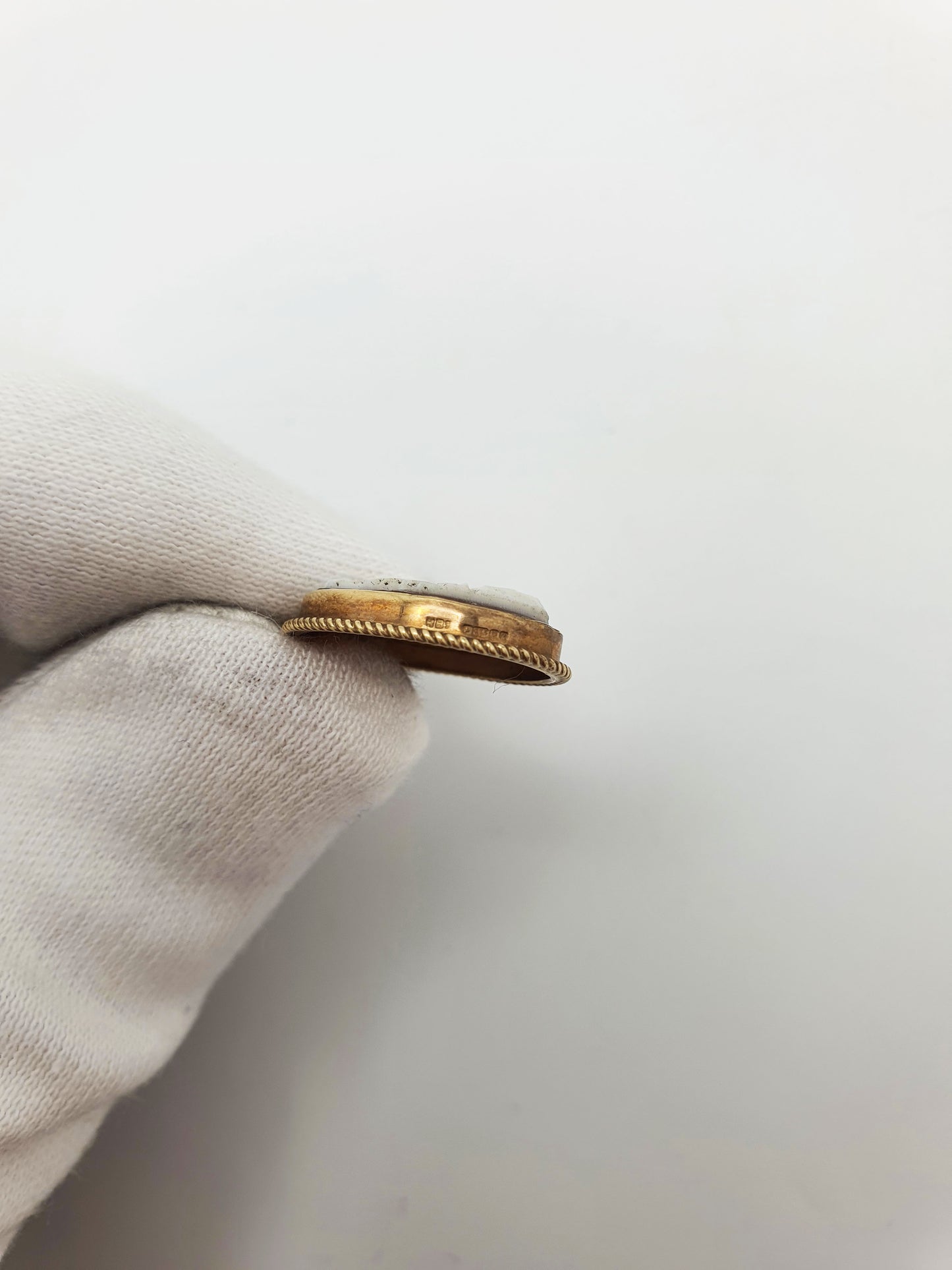 Lovely Vintage 9ct Gold Cameo Pendant Necklace – circa 1960