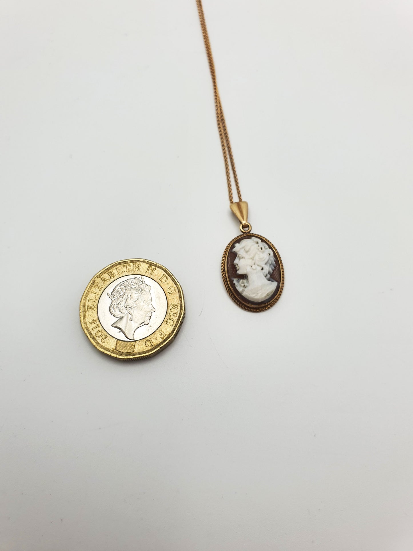 Lovely Vintage 9ct Gold Cameo Pendant Necklace – circa 1960