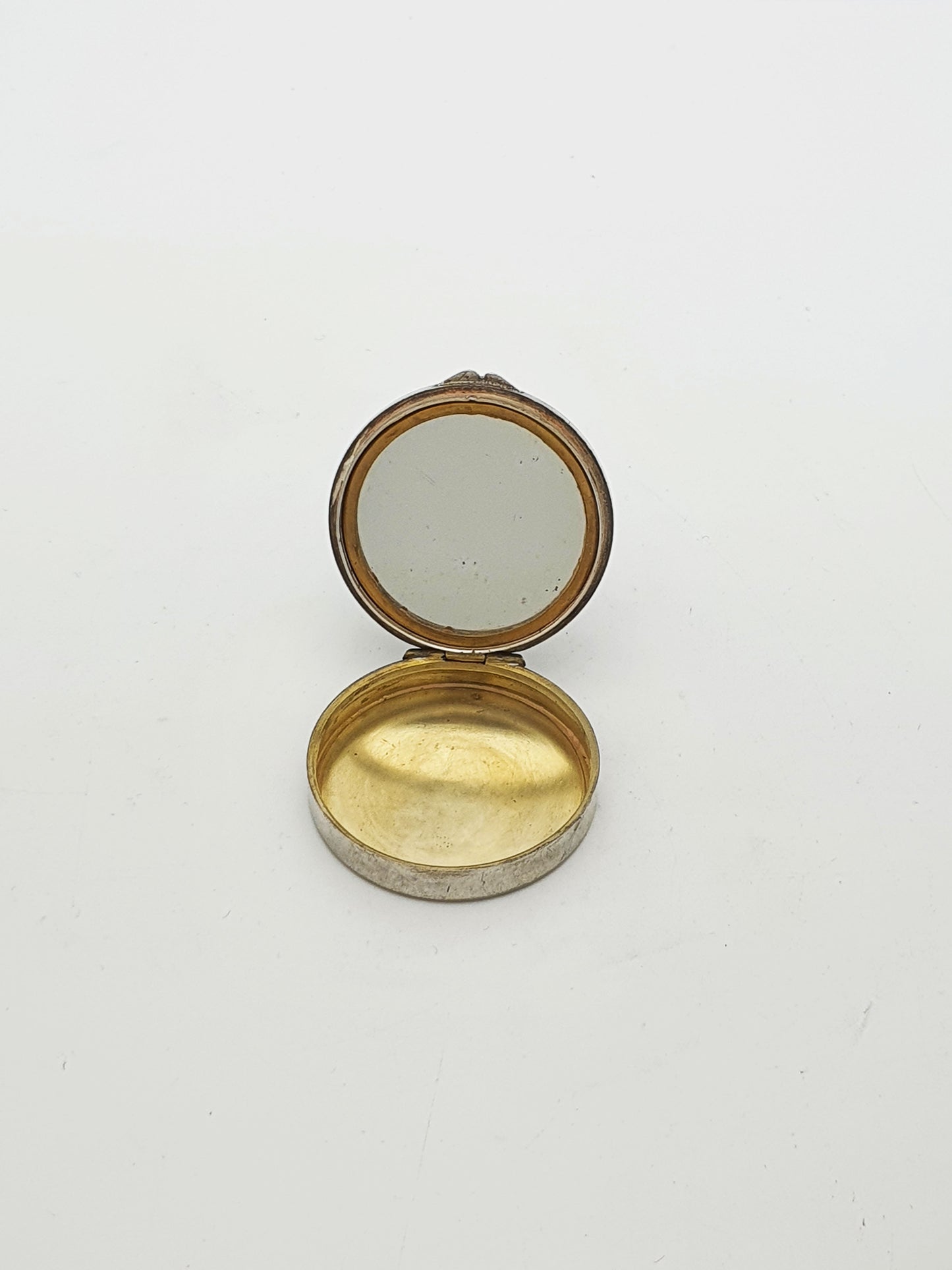 Pretty Antique Enamel Compact adorned with Courting Scene – circa 1920