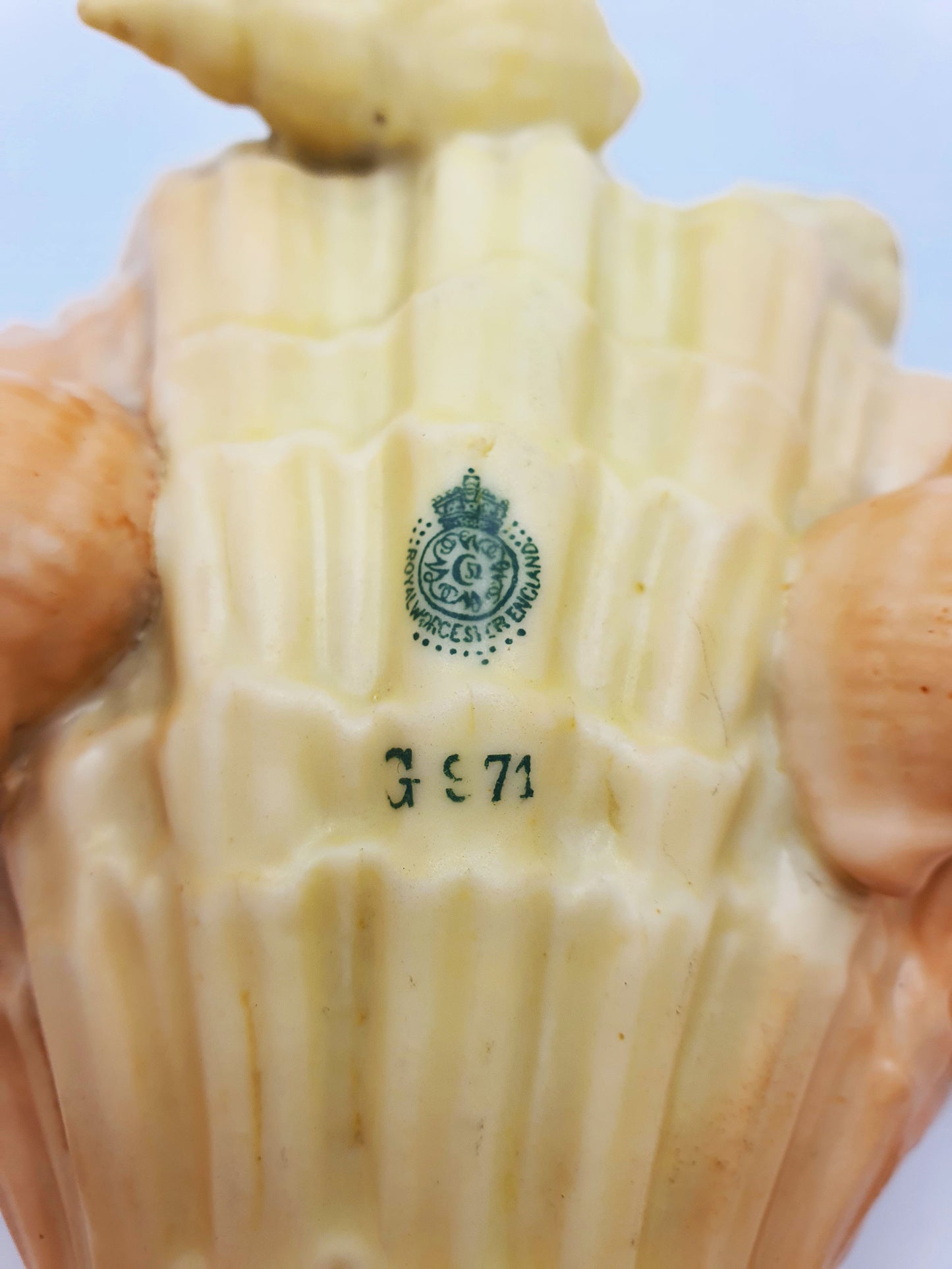 Royal Worcester Blush Ivory Shell Dish with Gilt Edge and Floral Sprays – 1900