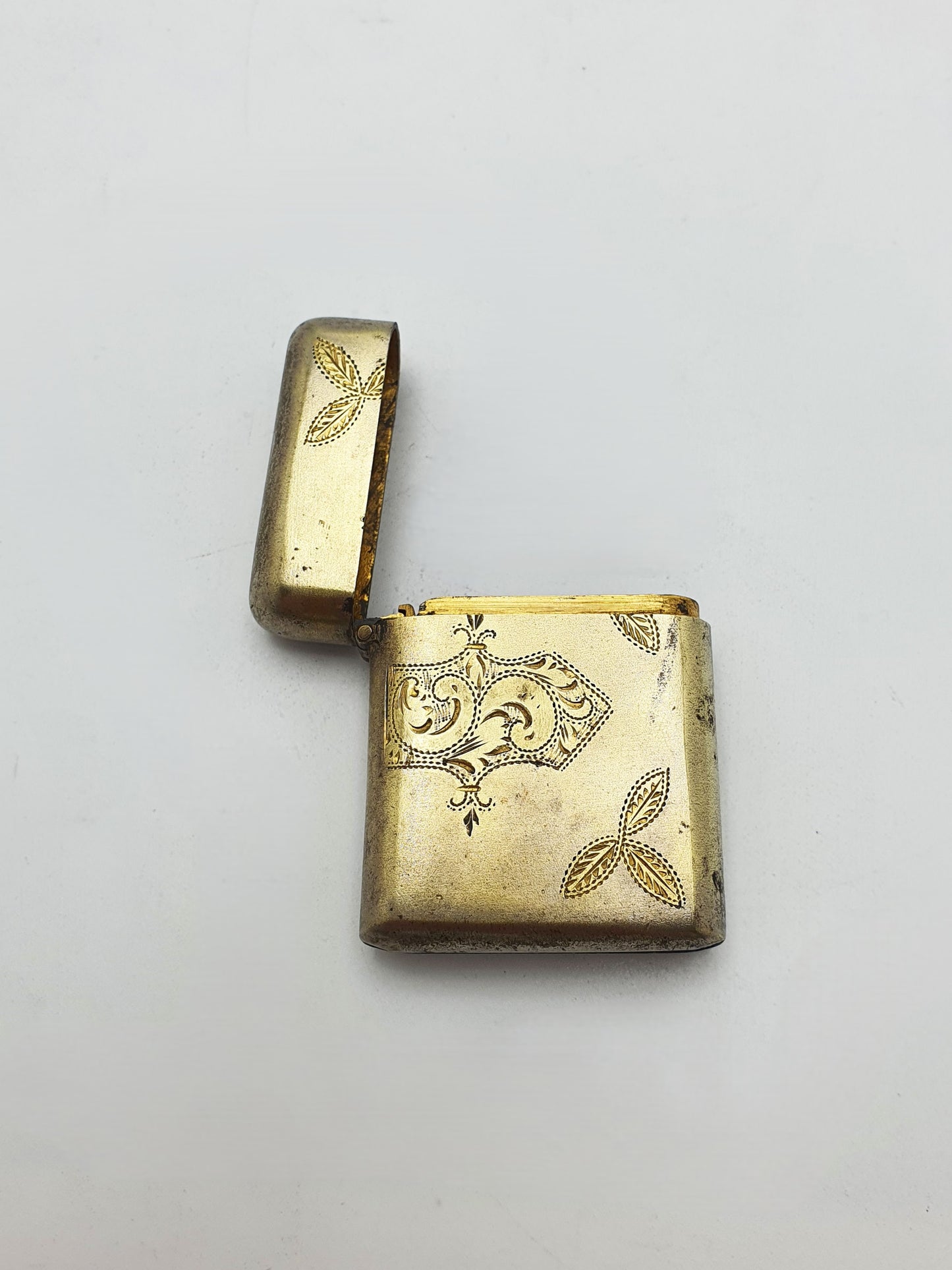 Antique Edwardian Gilt Brass Vesta Case with Engraved Foliate Motifs – circa 1905