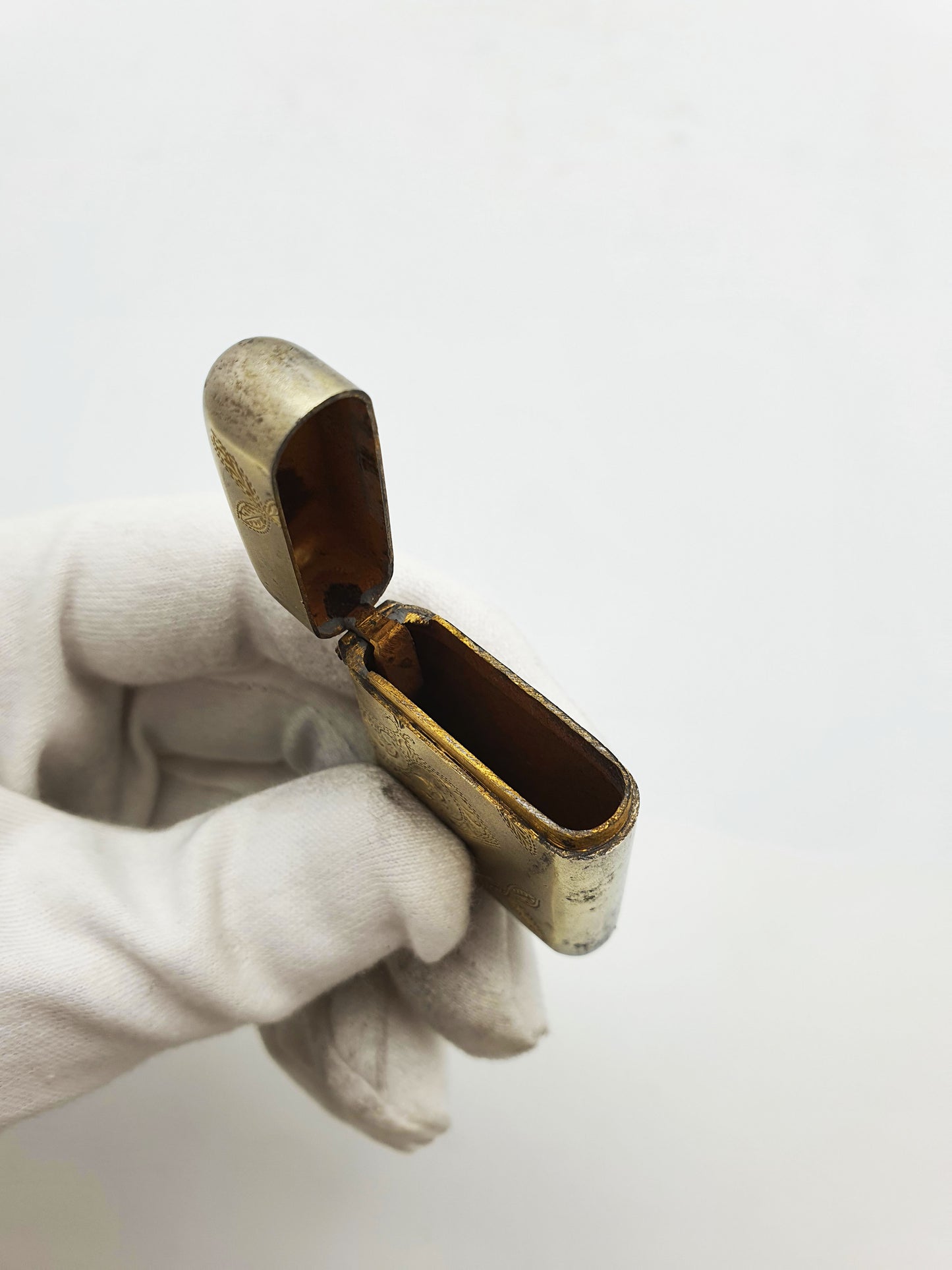 Antique Edwardian Gilt Brass Vesta Case with Engraved Foliate Motifs – circa 1905