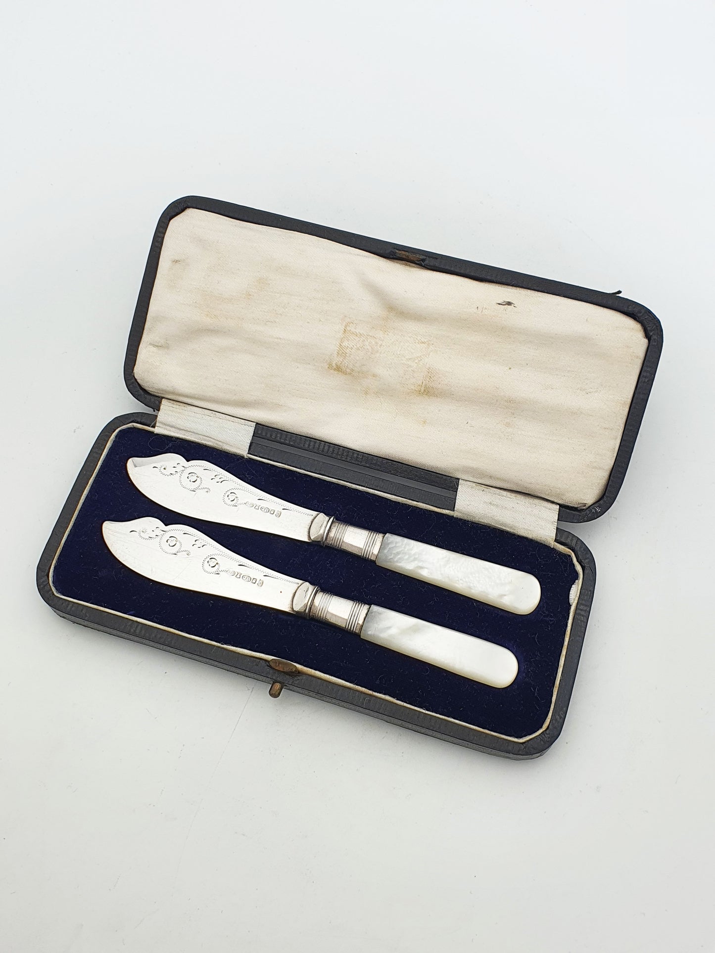 Pretty Pair of Antique Butter Spreaders with Mother-of-Pearl Handles – circa 1900