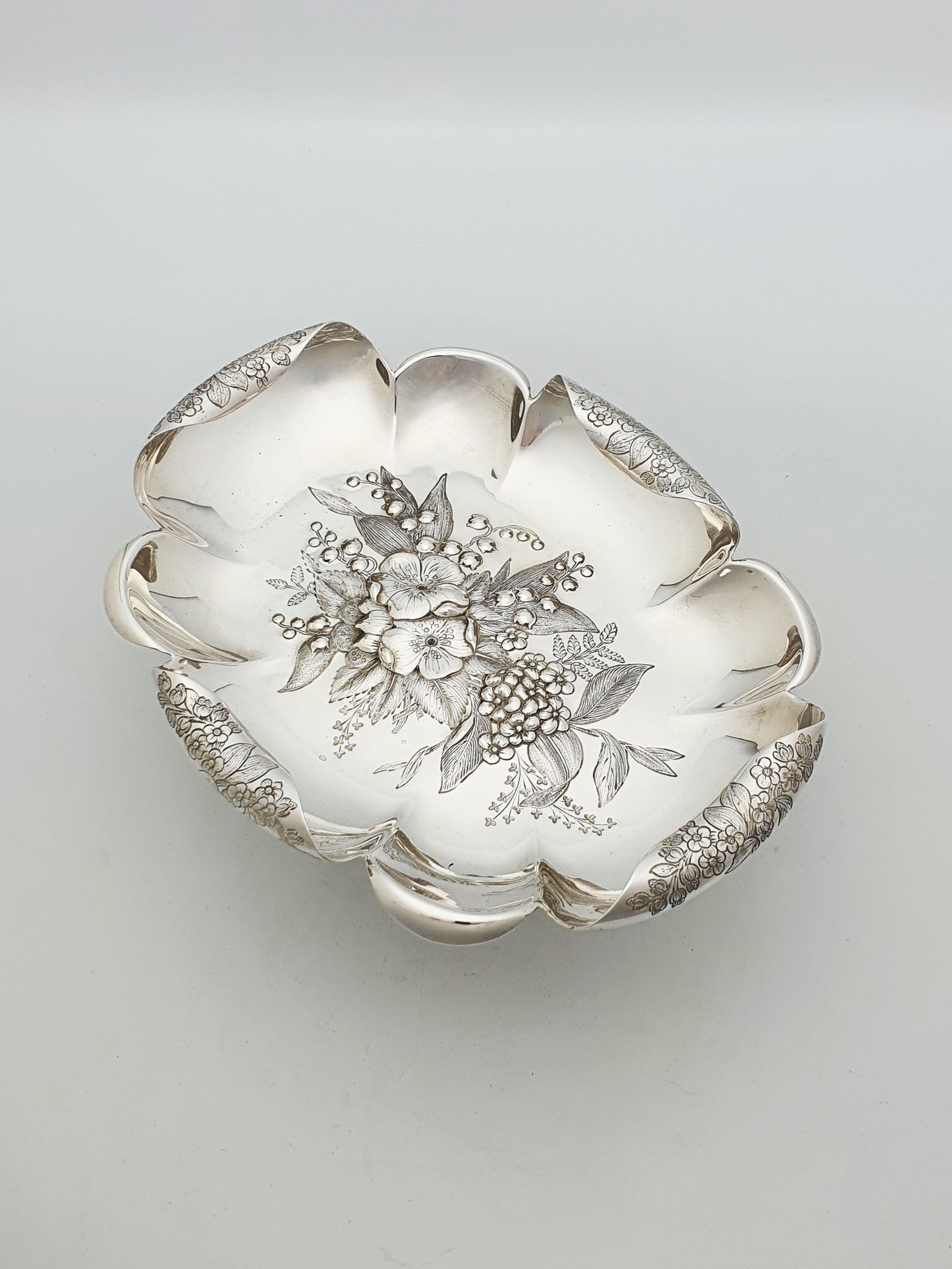 Beautiful Antique Victorian Fruit Dish With Engraved Floral Centre – circa 1890