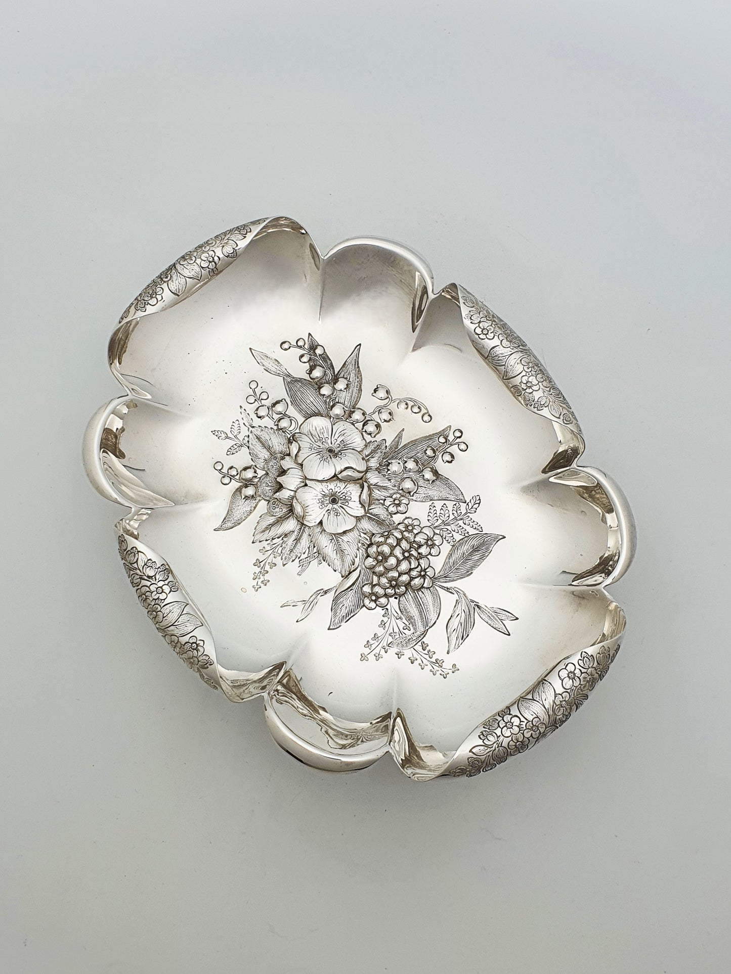 Beautiful Antique Victorian Fruit Dish With Engraved Floral Centre – circa 1890