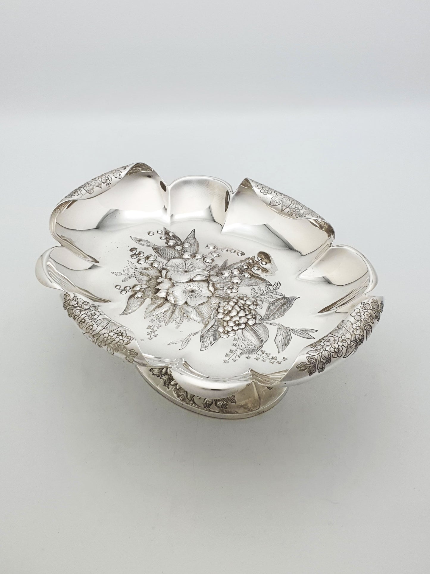 Beautiful Antique Victorian Fruit Dish With Engraved Floral Centre – circa 1890