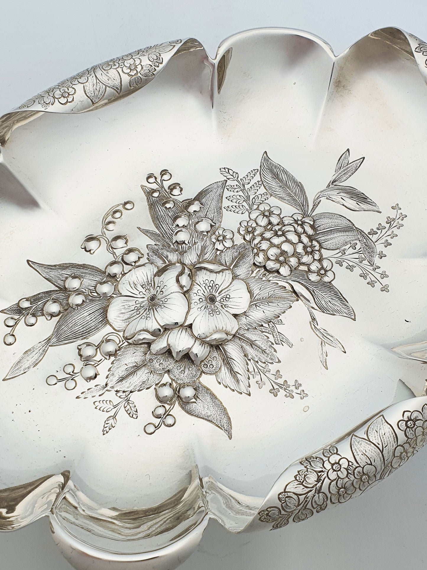 Beautiful Antique Victorian Fruit Dish With Engraved Floral Centre – circa 1890