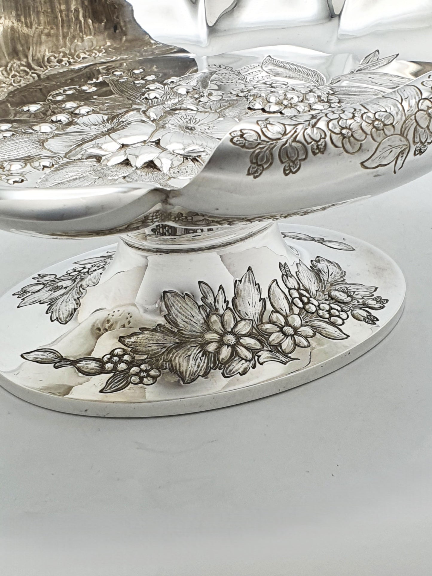 Beautiful Antique Victorian Fruit Dish With Engraved Floral Centre – circa 1890