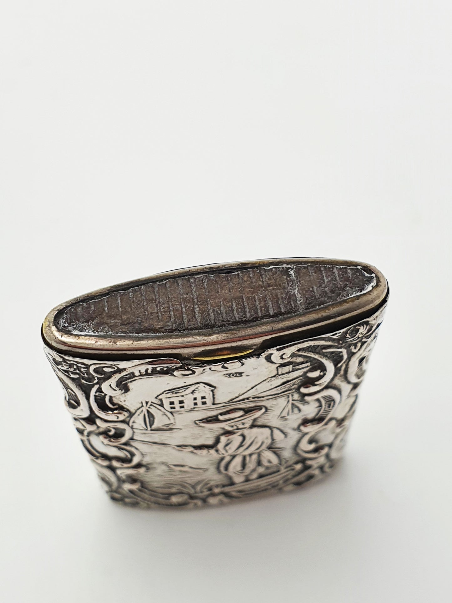Continental 800 Silver Sleeved Vesta Case With Scenic Relief – circa 1900