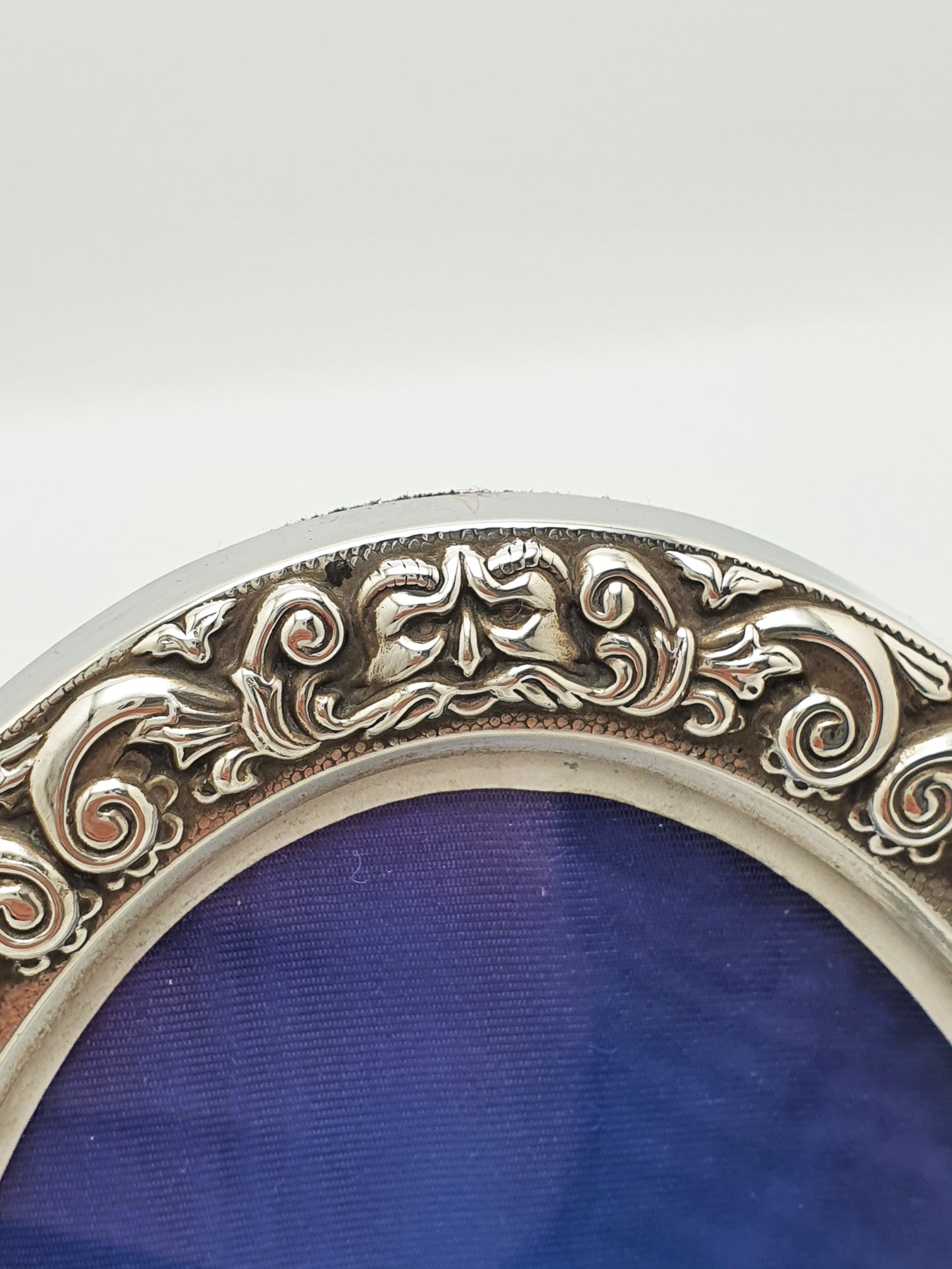 Gorgeous Sterling Silver Oval Photo Frame With Birds And Mask Border - 1988