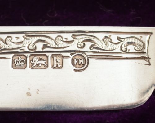 Cased set of 6 Sterling Silver & Mother of Pearl Fruit Knives.