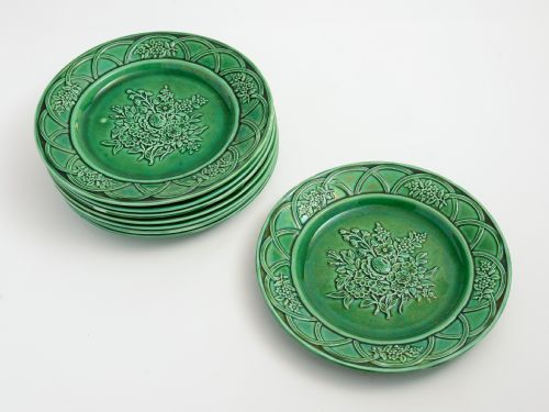 Set of 8 Victorian green glazed majolica dessert plates