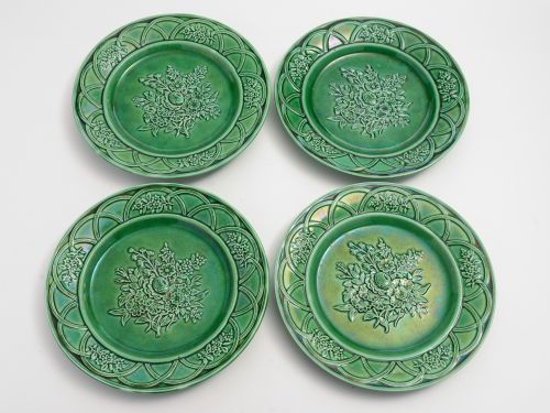 Set of 8 Victorian green glazed majolica dessert plates