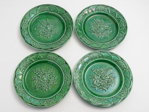 Set of 8 Victorian green glazed majolica dessert plates