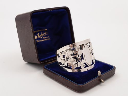 Shamrock Design cased Silver Napkin Ring Birmingham 1902