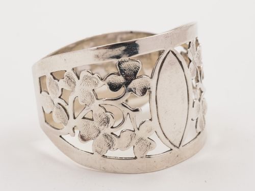 Shamrock Design cased Silver Napkin Ring Birmingham 1902