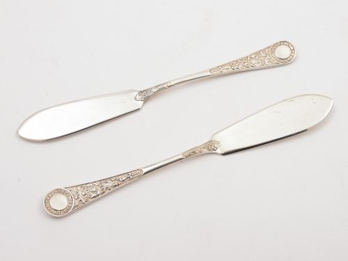 Cased Pair of Edwardian Silver Butter Knives Sheffield 1901