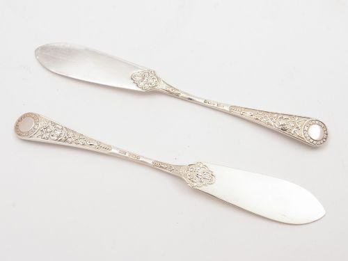 Cased Pair of Edwardian Silver Butter Knives Sheffield 1901