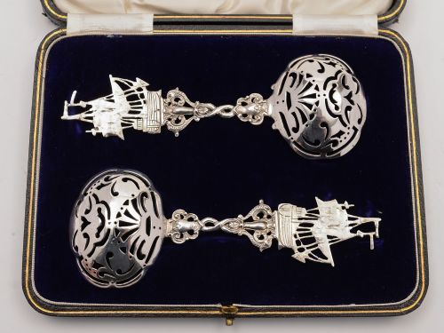 20 世纪荷兰银质餐勺一对 1912 年
