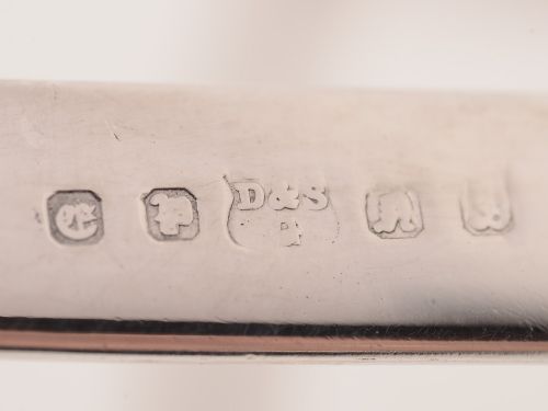 20 世纪三层蛋糕架（约 1920 年）