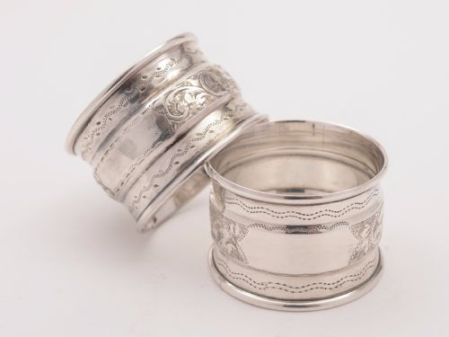 Cased Matched Pair of Silver Napkin Rings Chester 1910