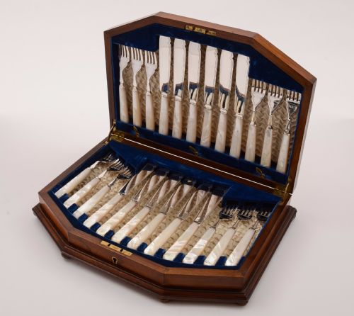 Edwardian Cased Mother of Pearl Fish Set Circa 1905