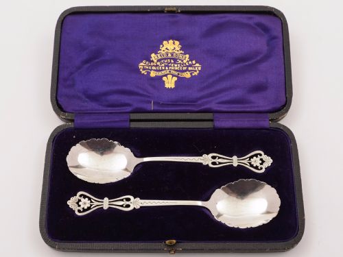 Cased Pair of Edwardian Silver Spoons Sheffield 1907