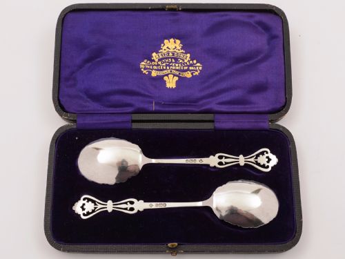 Cased Pair of Edwardian Silver Spoons Sheffield 1907
