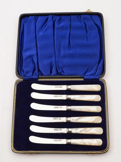 Edwardian Cased Silver and M.O.P Butter Knives Sheffield 1910