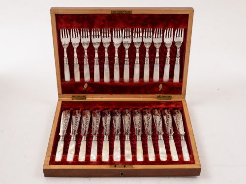 Wonderful Edwardian Cased Mother of Pearl Fish Set 1902