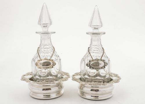 精美的一对雕花玻璃酒瓶，带杯垫 - 英国古董 - 约 1900 年