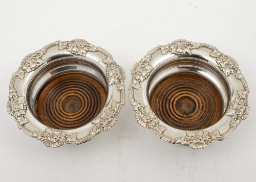 Fabelhaftes Paar Karaffen aus geschliffenem Glas mit Untersetzern - Englische Antiquität - um 1900