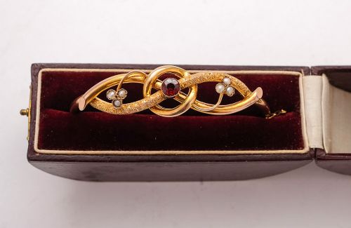 Fabulous 9 carat gold Victorian hinged Bangle - circa 1880