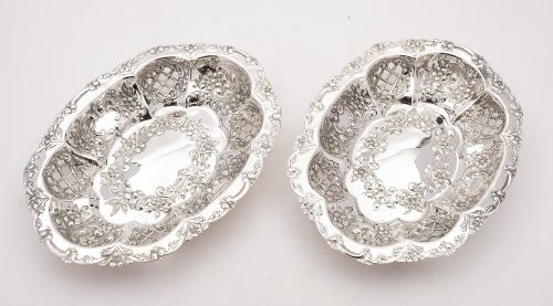 一对漂亮的维多利亚 Liberty &amp; Co. 镀银餐具 - 约 1890 年