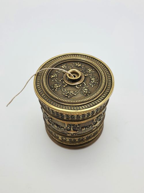 Gute viktorianische Saitenbox aus geprägtem Messing – um 1880