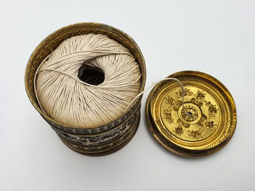 Gute viktorianische Saitenbox aus geprägtem Messing – um 1880