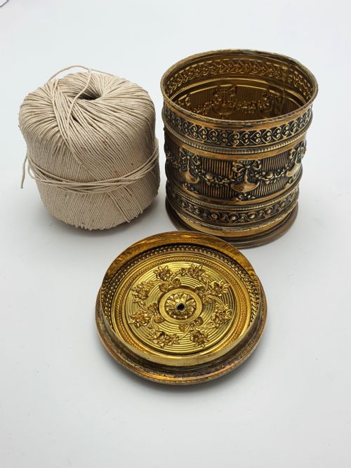 Gute viktorianische Saitenbox aus geprägtem Messing – um 1880