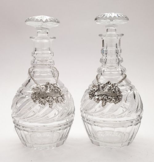 一对精美的维多利亚风格古董水晶酒瓶 - 约 1840 年