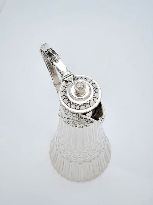 精美的维多利亚式雕花玻璃和镀银红葡萄酒壶 - 约 1880 年